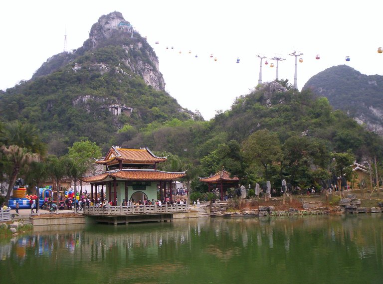 至明代,柳州的宗教活动中心由马鞍山西麓转移到立鱼峰.