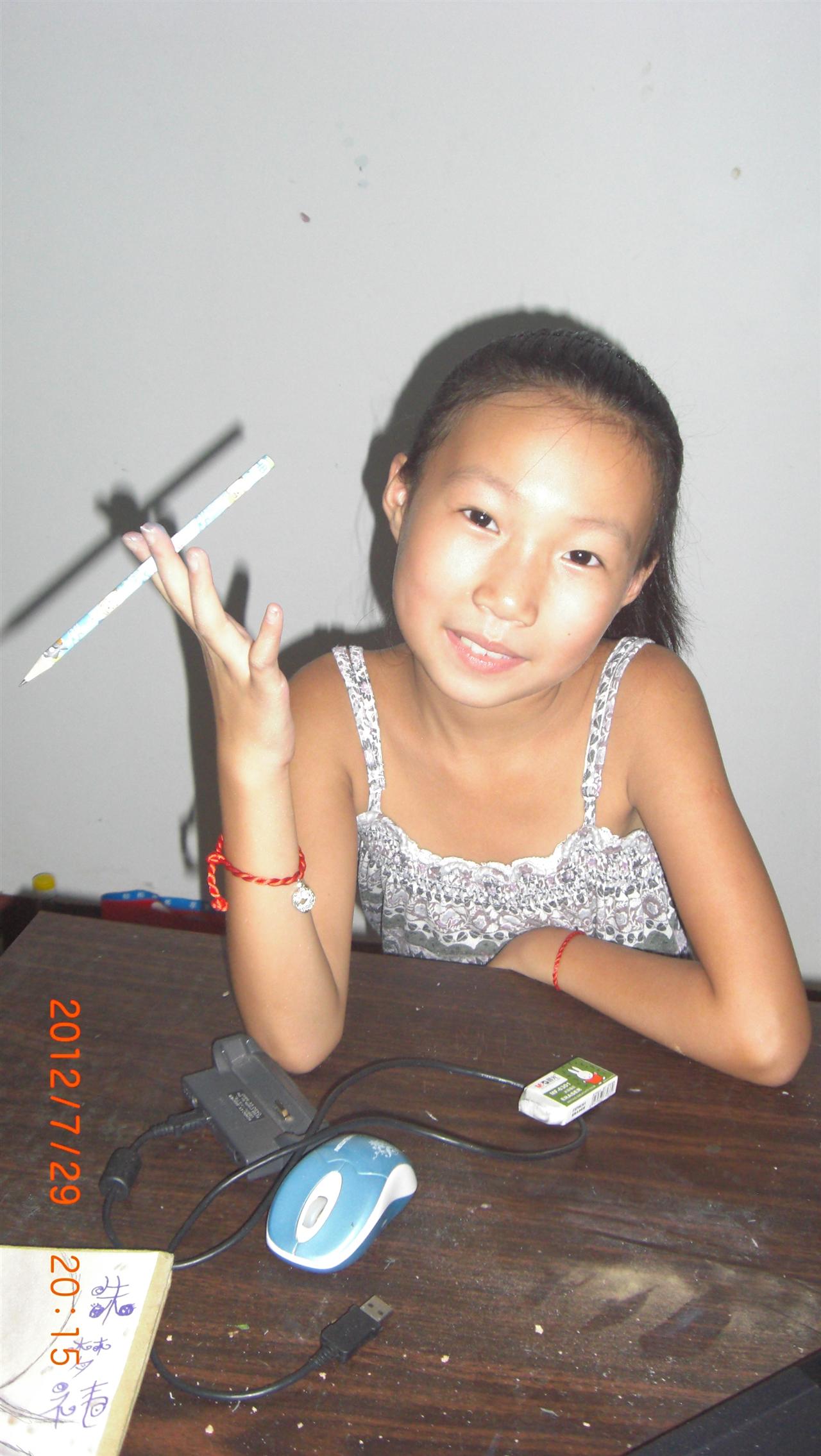朱梦祎:小小的她用铅笔描绘出一个面容俊美的少女,飘逸的头发散发出女孩的青春气息。 朱梦祎是个细心的小女孩,一笔一笔的使画面丰富起来,一点一点的使画面的少女鲜活起来。 朱梦祎是个追求完美的小女孩,作品完成后,还细心的用剪刀一点一点的把画纸的毛边剪下来   (注:视频由家长录制,中牟网后期剪辑)