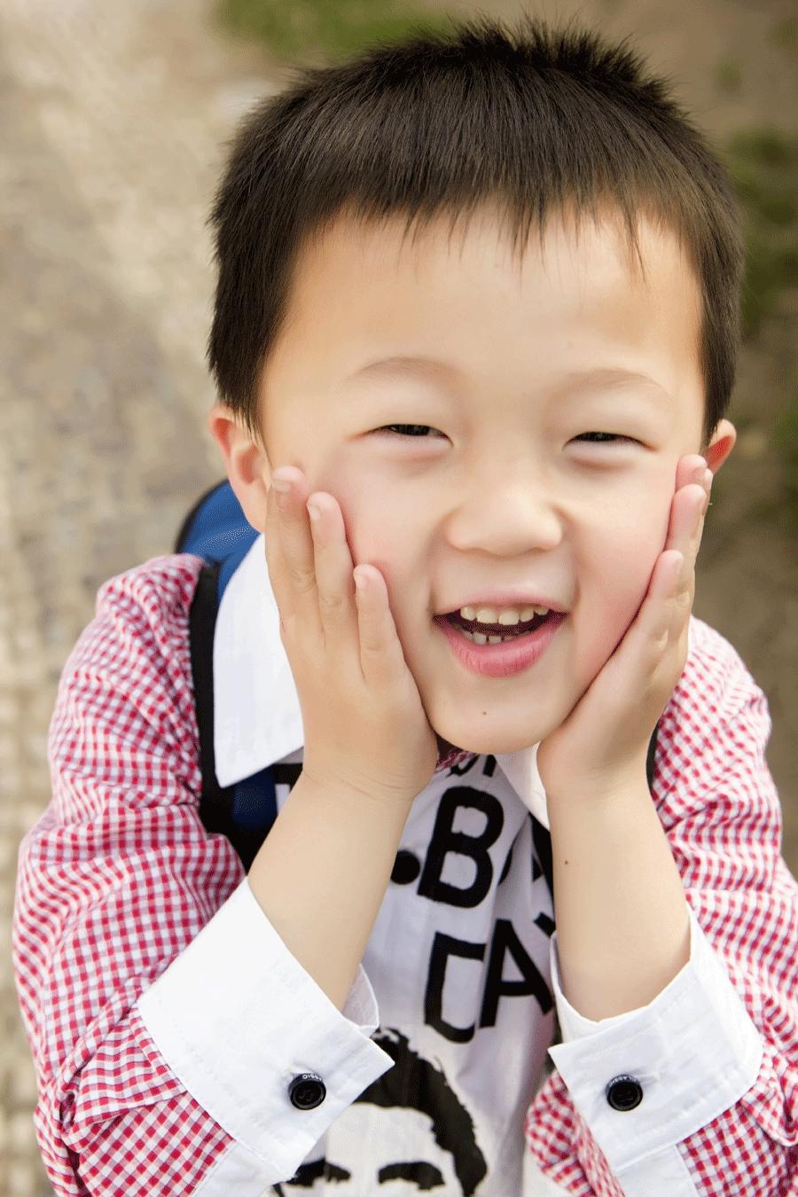 葛睿哲,男孩,2008年3月5日出生,在六一幼儿园上学。 葛睿哲是一个很有爱心、很聪明的宝宝。前两天早晨告诉葛睿哲今天我们单位组织为雅安地震灾区捐款,他说他也要参加,我说我会代他捐的,他想了一会说:妈妈,你签到的时候就签葛睿哲,如果人家问你你就说这是你的小名,这样就算是我捐款的了。昨天傍晚,天气转凉,葛睿哲喊好冷,我要将外套脱下给他穿,他说:妈妈,那你不冷吗?我还是不穿了,要不你会感冒的。 宝宝爱好:唱歌,跳舞。