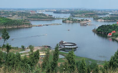 03 成都辖区信息详情  旅游资源独具特色,境内有东郊明珠——龙泉湖