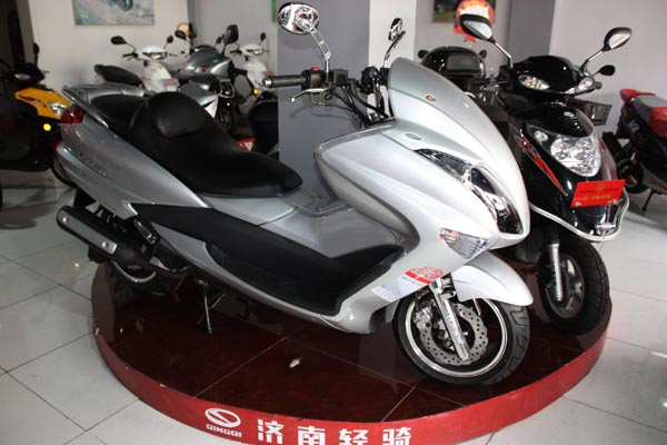 要说雷克踏板摩托车当然推荐雷克150r5款式前