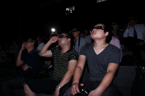 3D电影，要用3D眼镜看才有效果啊